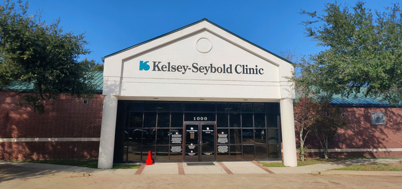 Front exterior view of Kelsey-Seybold's Huntsville Clinic.